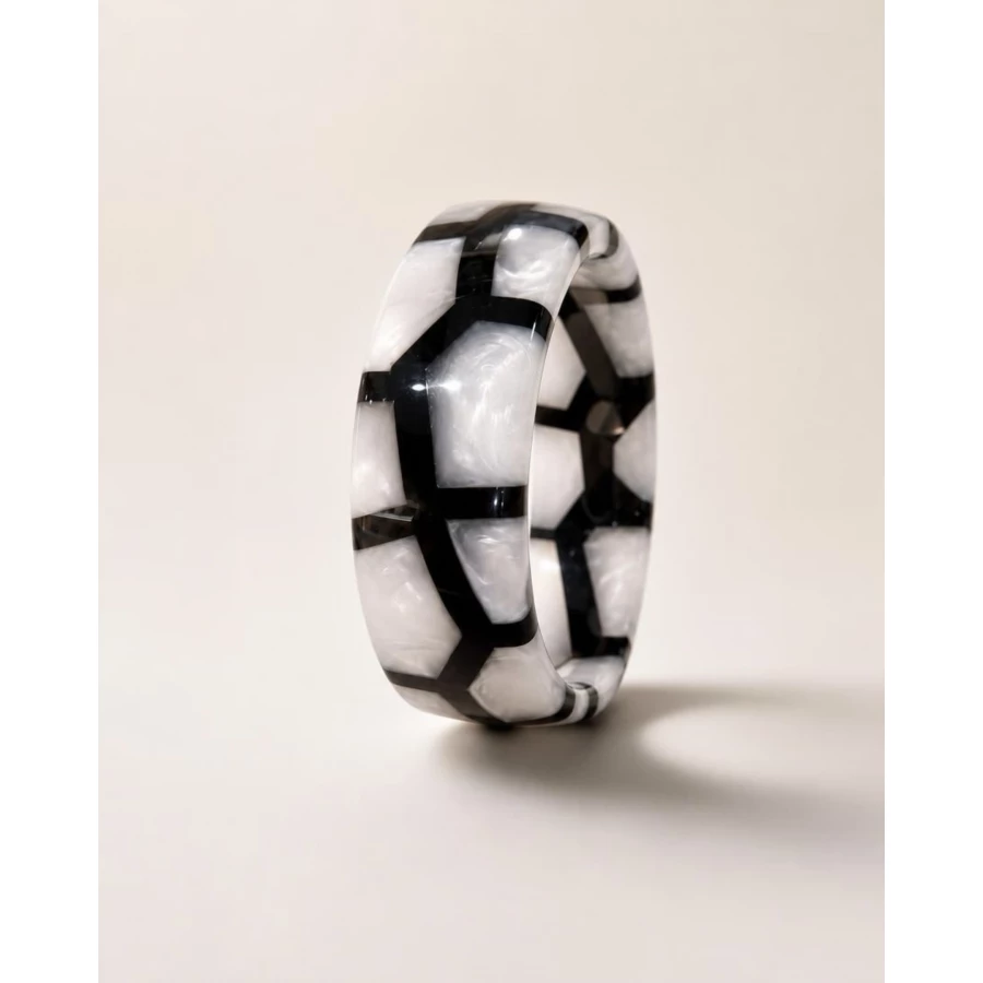 Brazalete Siena Black & White — diseño geométrico esmaltado en blanco y negro