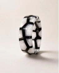 Brazalete Siena Black & White — diseño geométrico esmaltado en blanco y negro