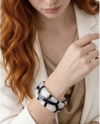 Brazalete Siena Black & White — diseño geométrico esmaltado en blanco y negro
