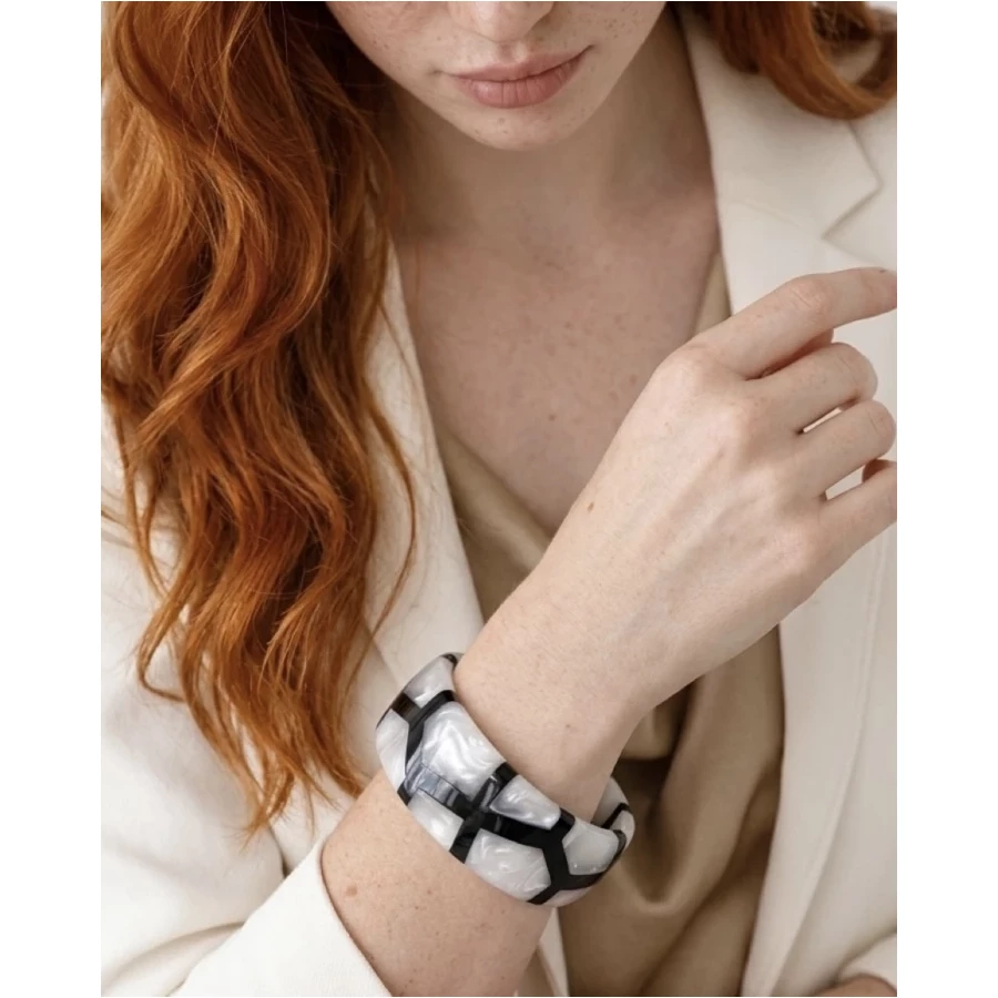 Brazalete Siena Black & White — diseño geométrico esmaltado en blanco y negro