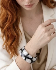 Brazalete Siena Black & White — diseño geométrico esmaltado en blanco y negro