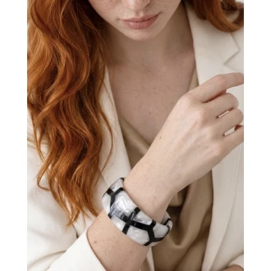 Brazalete Siena Black & White — diseño geométrico esmaltado en blanco y negro