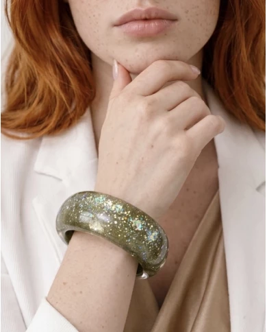 Brazalete Selene Oliva — brillo sutil con efecto joya