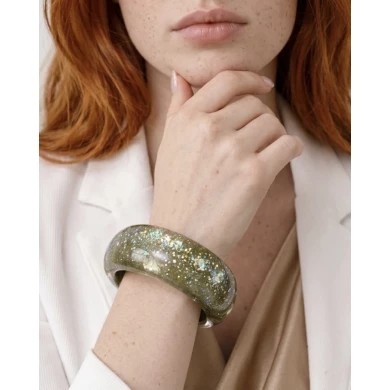 Brazalete Selene Oliva — brillo sutil con efecto joya