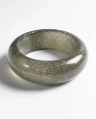 Brazalete Selene Oliva — brillo sutil con efecto joya Brazalete Selene Oliva — brillo sutil con efecto joya