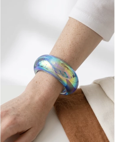 Brazalete Aura Iris — reflejos tornasol que captan todas las miradas