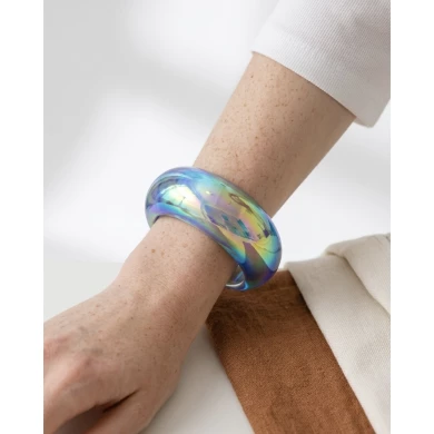 Brazalete Aura Iris — reflejos tornasol que captan todas las miradas