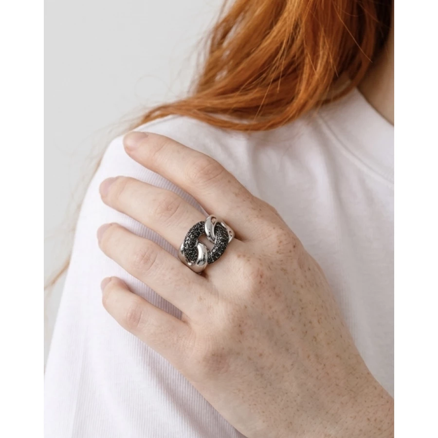 Anillo Éclat Noir — anillo plata con circonitas negras y diseño tipo lazo Anillo Éclat Noir — anillo plata con circonitas negras y diseño tipo lazo