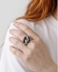 Anillo Éclat Noir — anillo plata con circonitas negras y diseño tipo lazo Anillo Éclat Noir — anillo plata con circonitas negras y diseño tipo lazo