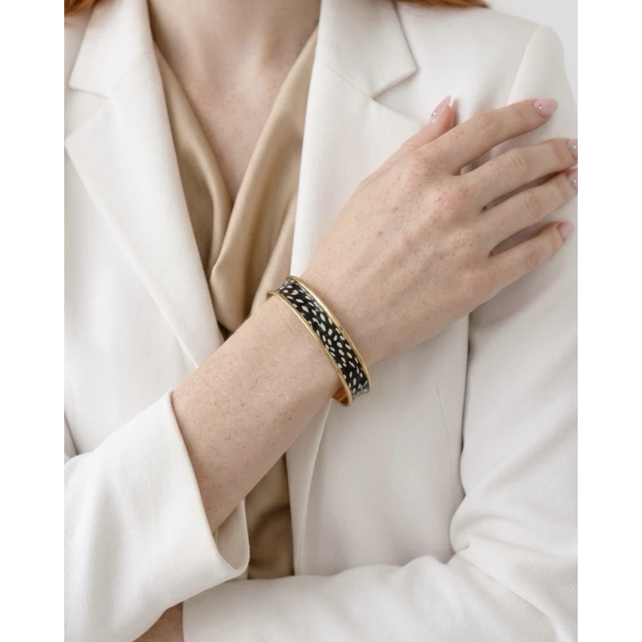 Brazalete Savannah — elegancia salvaje en dorado, negro y balnco. Brazalete Savannah — elegancia salvaje en dorado, negro y balnco.