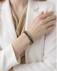 Brazalete Savannah — elegancia salvaje en dorado, negro y balnco. Brazalete Savannah — elegancia salvaje en dorado, negro y balnco.