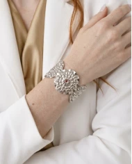 Brazalete Éclat — minimalismo plateado con textura sofisticada.