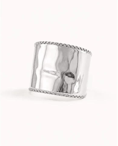 Brazalete Éclat — minimalismo plateado con textura sofisticada. Brazalete Éclat — minimalismo plateado con textura sofisticada.