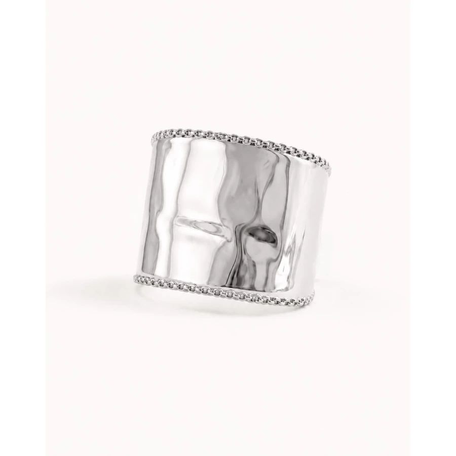 Brazalete Éclat — minimalismo plateado con textura sofisticada.