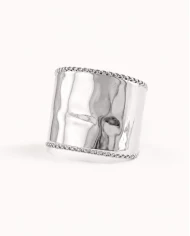 Brazalete Éclat — minimalismo plateado con textura sofisticada.