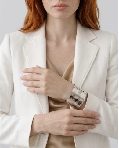 Brazalete Éclat — minimalismo plateado con textura sofisticada.