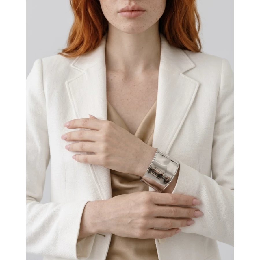 Brazalete Éclat — minimalismo plateado con textura sofisticada.