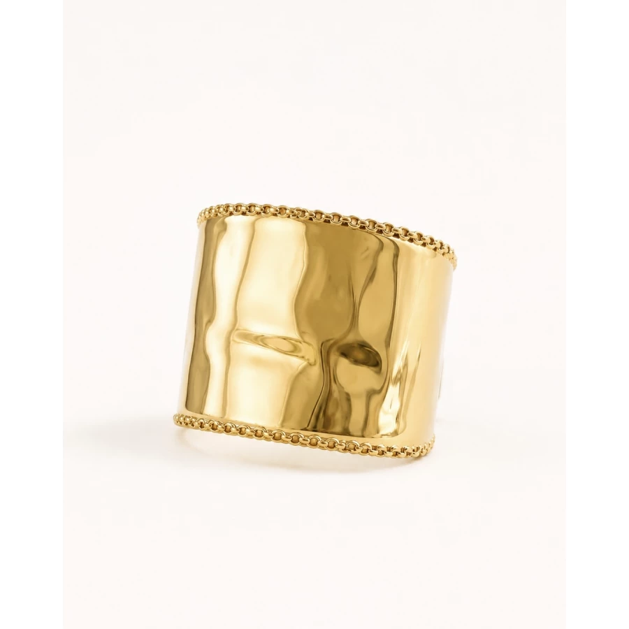 Brazalete Éclat — minimalismo dorado con textura sofisticada.