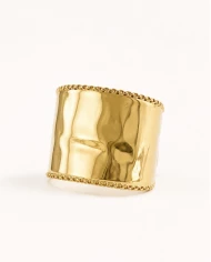 Brazalete Éclat — minimalismo dorado con textura sofisticada.