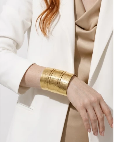 BrazaleBrazalete Évora — textura artesanal y elegancia dorada.te