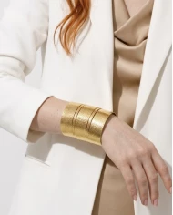 Brazalete Éclat — minimalismo dorado con textura sofisticada.