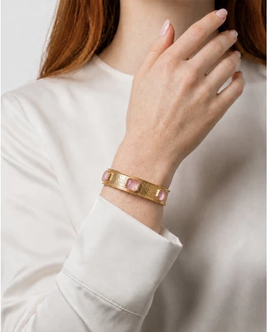 Brazalete Rosalie — delicadeza y luminosidad en tonos rosa.