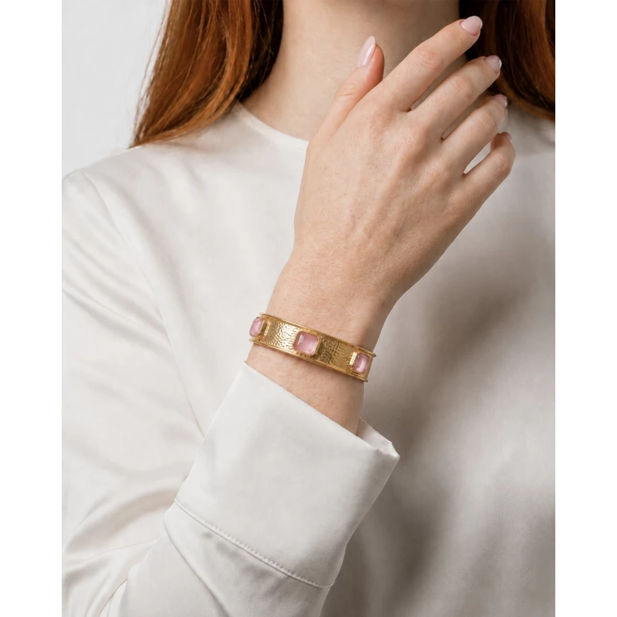 Brazalete Rosalie — delicadeza y luminosidad en tonos rosa.