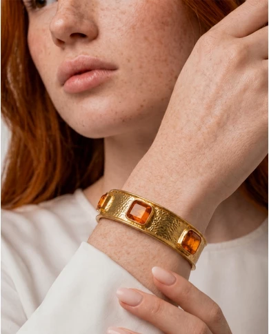 Brazalete Coralia — calidez y sofisticación en tonos intensos.