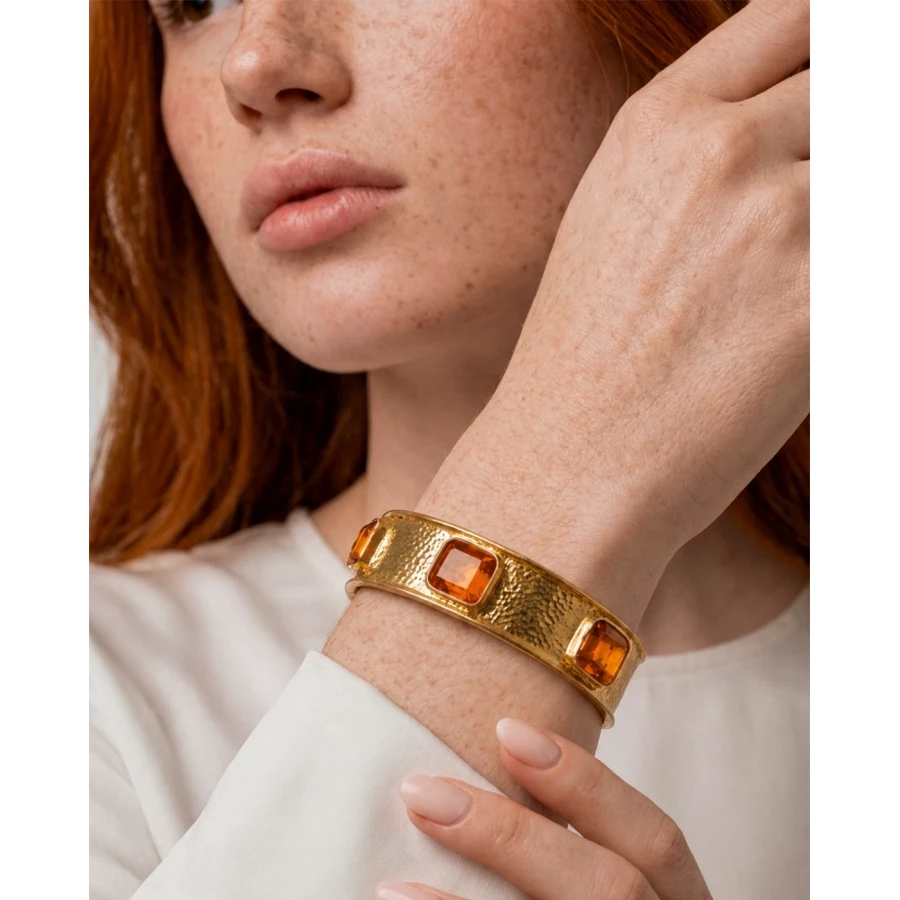 Brazalete Coralia — calidez y sofisticación en tonos intensos. Brazalete Coralia — calidez y sofisticación en tonos intensos.