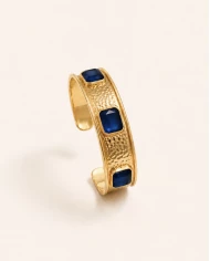 Brazalete Azura — elegancia dorada con un intenso azul profundo.
