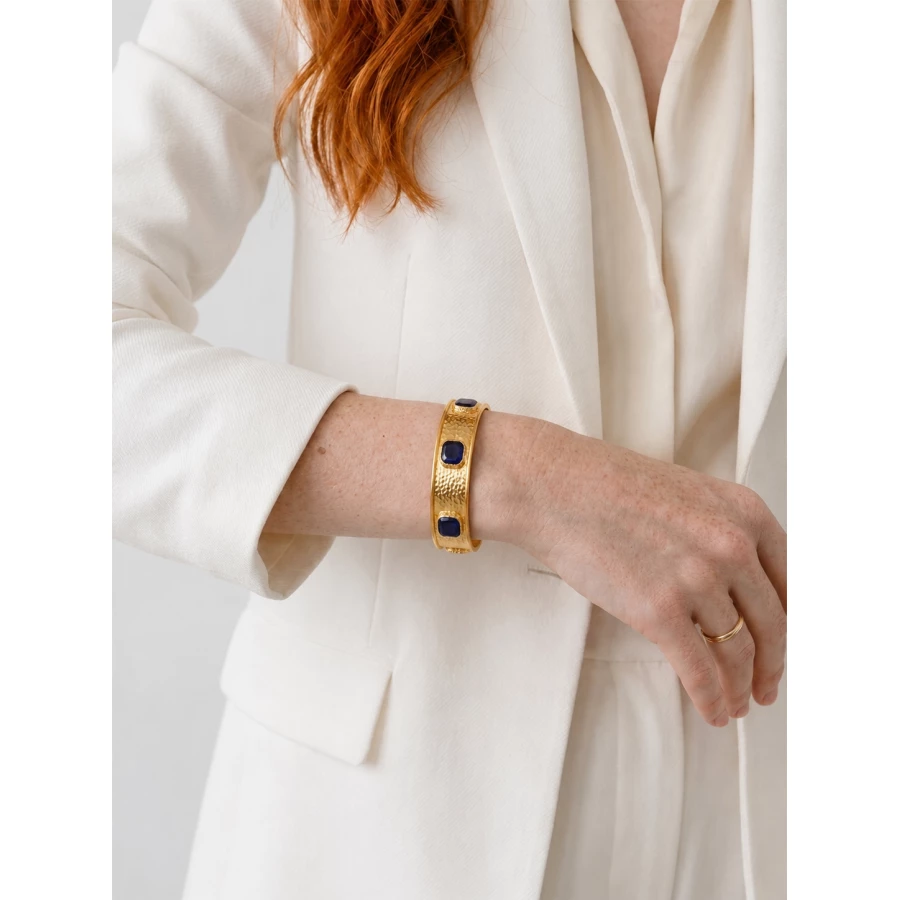 Brazalete Azura — elegancia dorada con un intenso azul profundo.