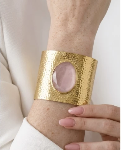 Brazalete Élodie — suavidad y elegancia en tonos empolvados.