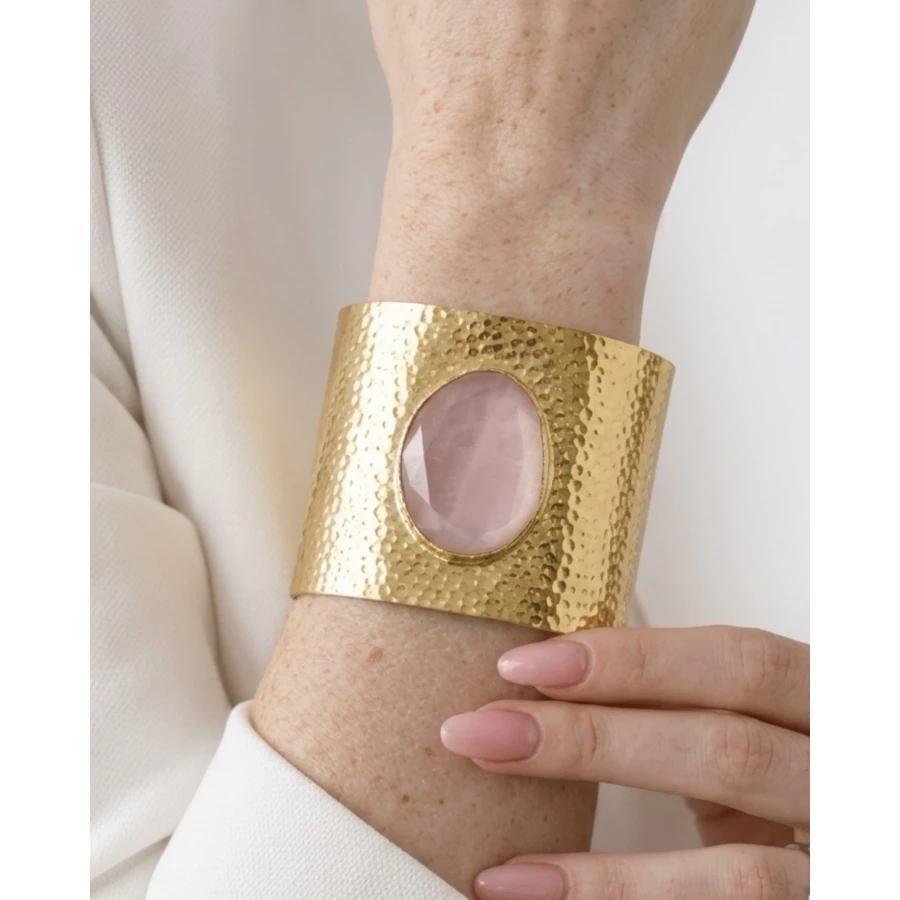 Brazalete Élodie — suavidad y elegancia en tonos empolvados. Brazalete Élodie — suavidad y elegancia en tonos empolvados.