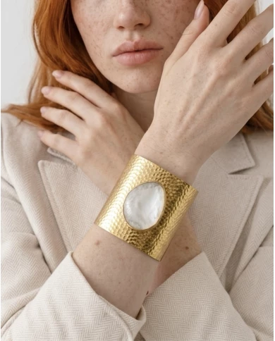 Brazalete Alba — luminosidad natural y elegancia atemporal.