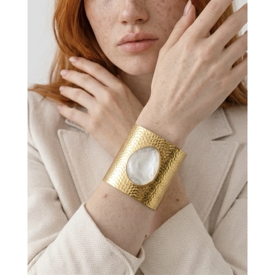 Brazalete Alba — luminosidad natural y elegancia atemporal. Brazalete Alba — luminosidad natural y elegancia atemporal.