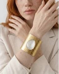 Brazalete Élodie — suavidad y elegancia en tonos empolvados. Brazalete Élodie — suavidad y elegancia en tonos empolvados.