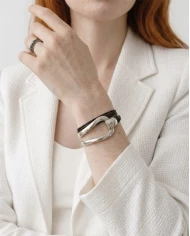 Pulsera Aurum— geometría contemporánea en plata satinada