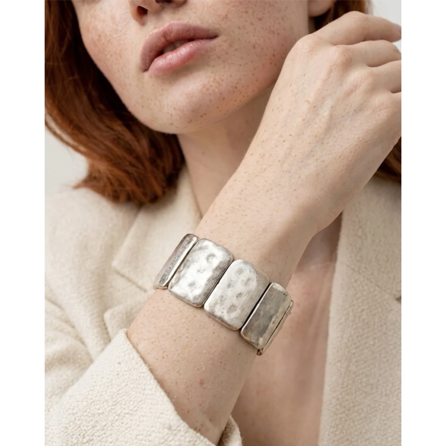 Pulsera Aurum— geometría contemporánea en plata satinada