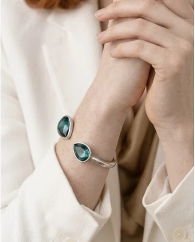 Noctis Azure — brazalete abierto con lágrimas de zafiro azul