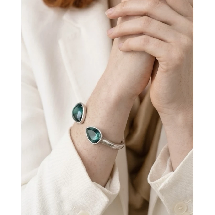 Noctis Azure — brazalete abierto con lágrimas de zafiro azul Noctis Azure — brazalete abierto con lágrimas de zafiro azul