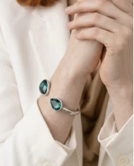 Noctis Azure — brazalete abierto con lágrimas de zafiro azul Noctis Azure — brazalete abierto con lágrimas de zafiro azul