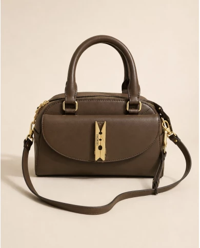 Bolso Chelsea Chocolate — elegancia contemporánea con un detalle único. Love Moschino