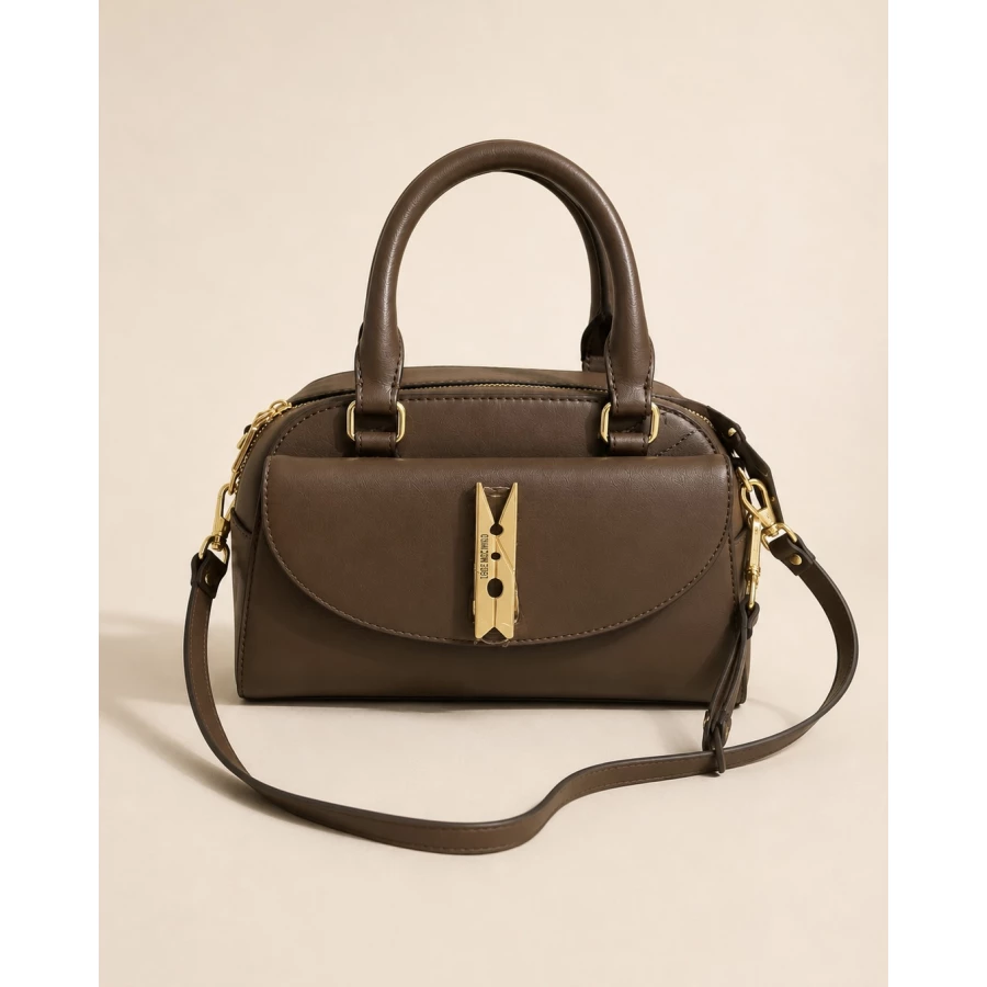 Bolso Chelsea Chocolate — elegancia contemporánea con un detalle único. Love Moschino