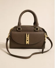 Bolso Chelsea Chocolate — elegancia contemporánea con un detalle único. Love Moschino