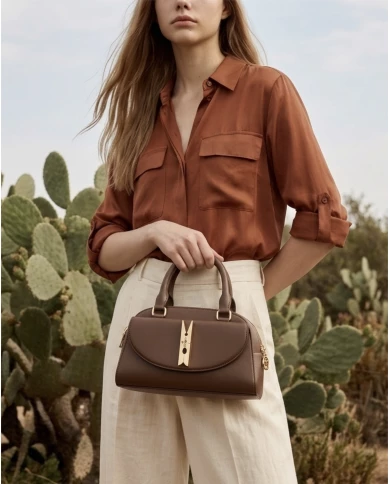 Bolso Chelsea Chocolate — elegancia contemporánea con un detalle único. Love Moschino