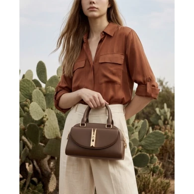 Bolso Chelsea Chocolate — elegancia contemporánea con un detalle único. Love Moschino