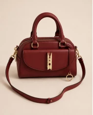 Bolso Chelsea Burdeos — carácter y sofisticación en un solo diseño. Love Moschino Bolso Chelsea Burdeos — carácter y sofisticación en un solo diseño. Love Moschino