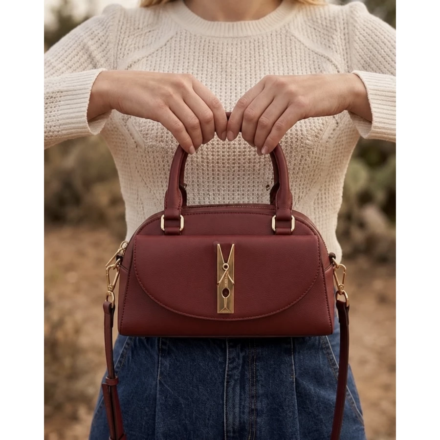 Bolso Chelsea Burdeos — carácter y sofisticación en un solo diseño. Love Moschino Bolso Chelsea Burdeos — carácter y sofisticación en un solo diseño. Love Moschino