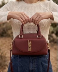 Bolso Chelsea Burdeos — carácter y sofisticación en un solo diseño. Love Moschino Bolso Chelsea Burdeos — carácter y sofisticación en un solo diseño. Love Moschino