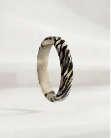 Brazalete Sabana Serena — El equilibrio perfecto entre la elegancia neutra y el instinto más libre.
